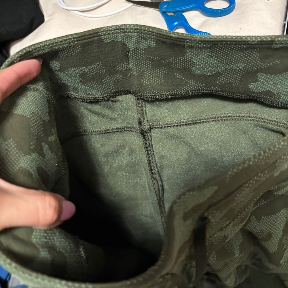 Lululemon Ready to Rulu Jogger 29"
Heritage Camo Dark Olive Green Twill Size 4 - Picture 9 of 10